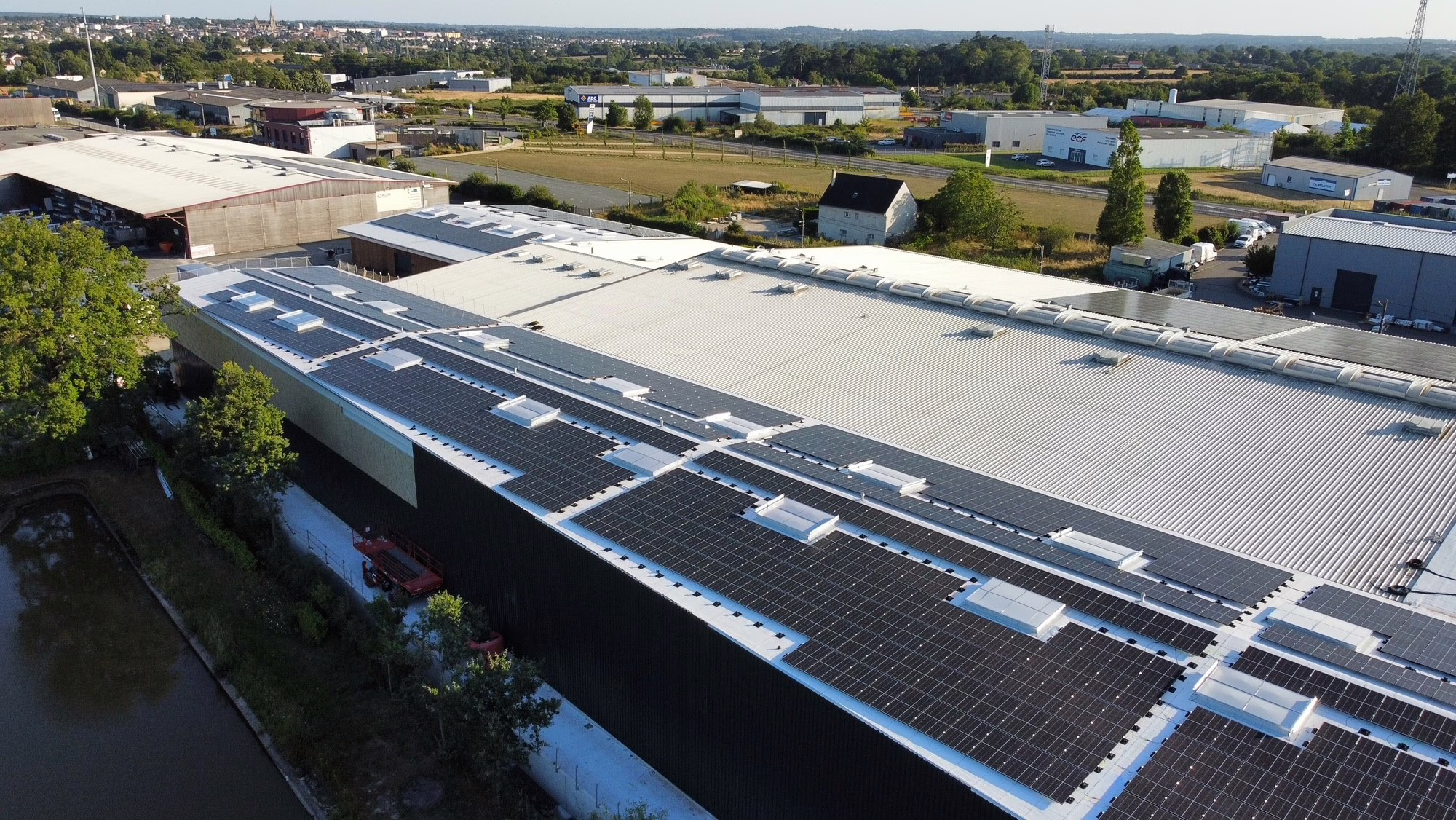 Panneaux photovoltaïques éclairés par un coucher de soleil